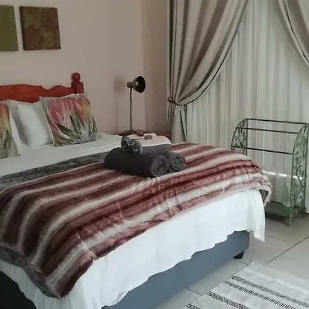 Oudtshoorn Guest House-3
